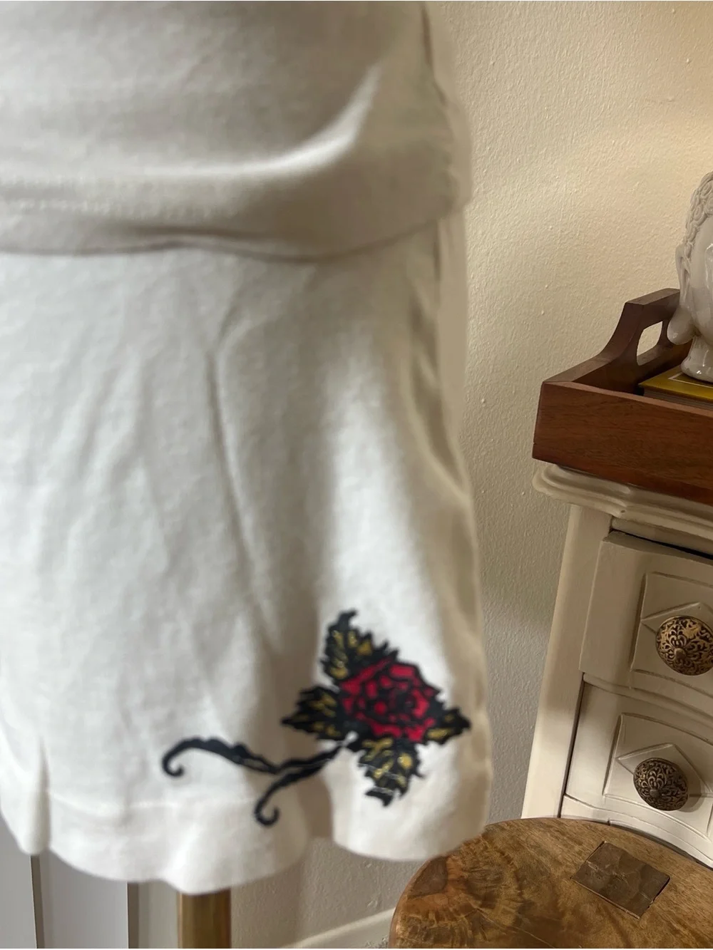 Y2K White V-Neck Hooded Tee Shorts Set with Red Rose Print